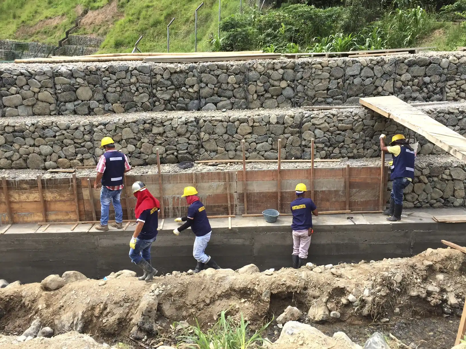 Construcción de gaviones y recubrimiento